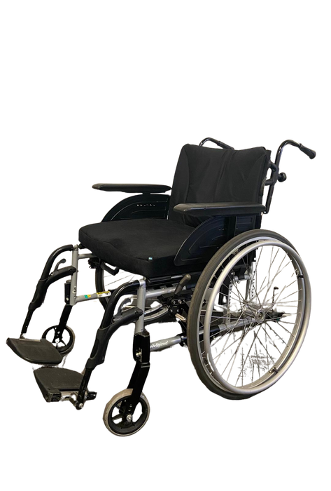 Bimanuāli vadāms standarta riteņkrēsls (Invacare)(Noma)
